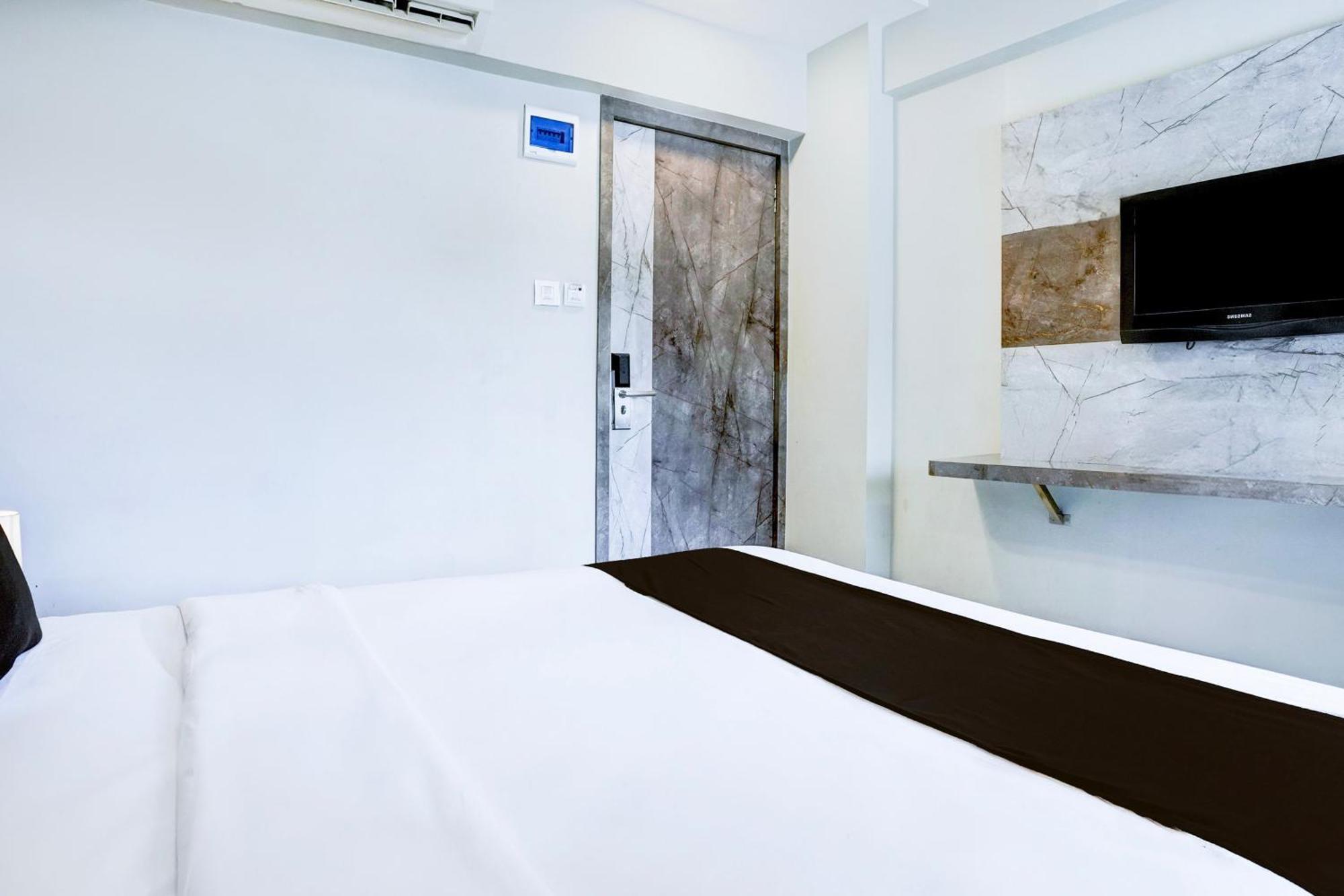 Super Townhouse Oak Vashi Hotel Turambhe Exterior photo