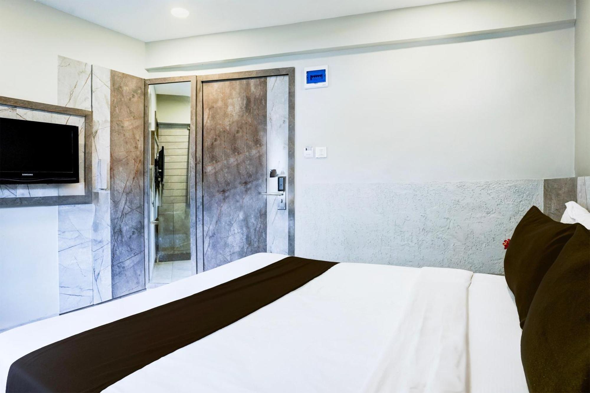 Super Townhouse Oak Vashi Hotel Turambhe Exterior photo