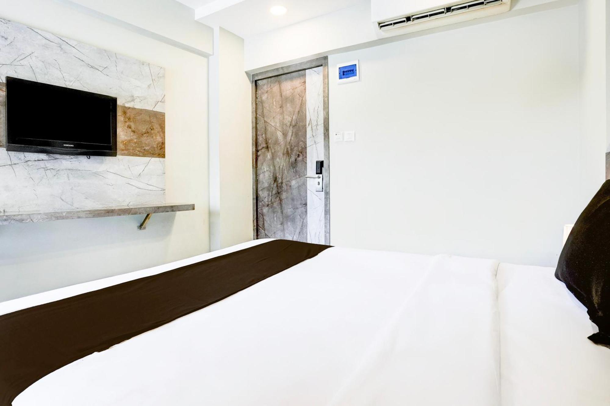Super Townhouse Oak Vashi Hotel Turambhe Exterior photo