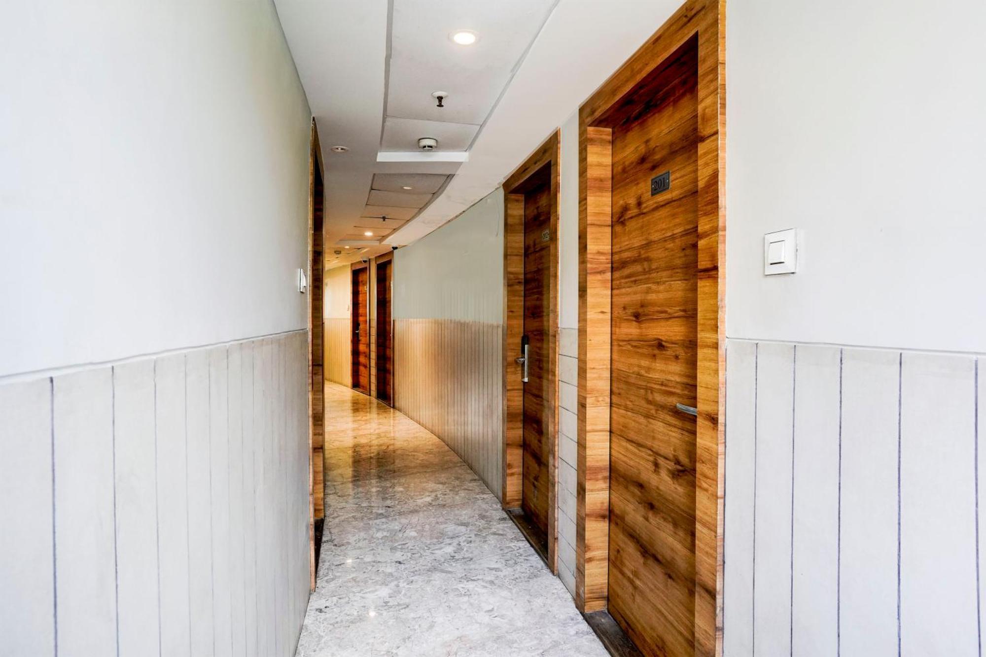 Super Townhouse Oak Vashi Hotel Turambhe Exterior photo
