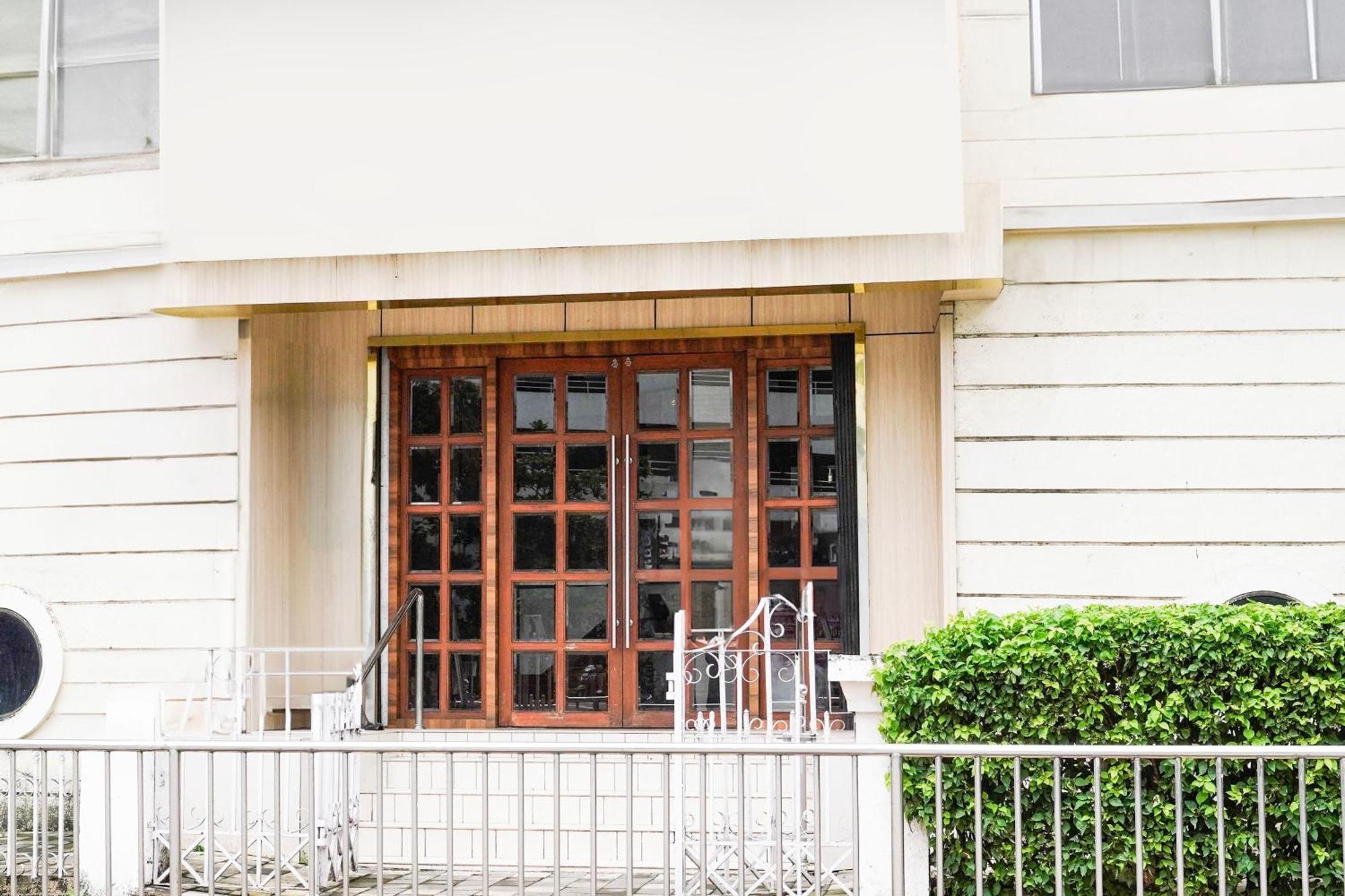 Super Townhouse Oak Vashi Hotel Turambhe Exterior photo