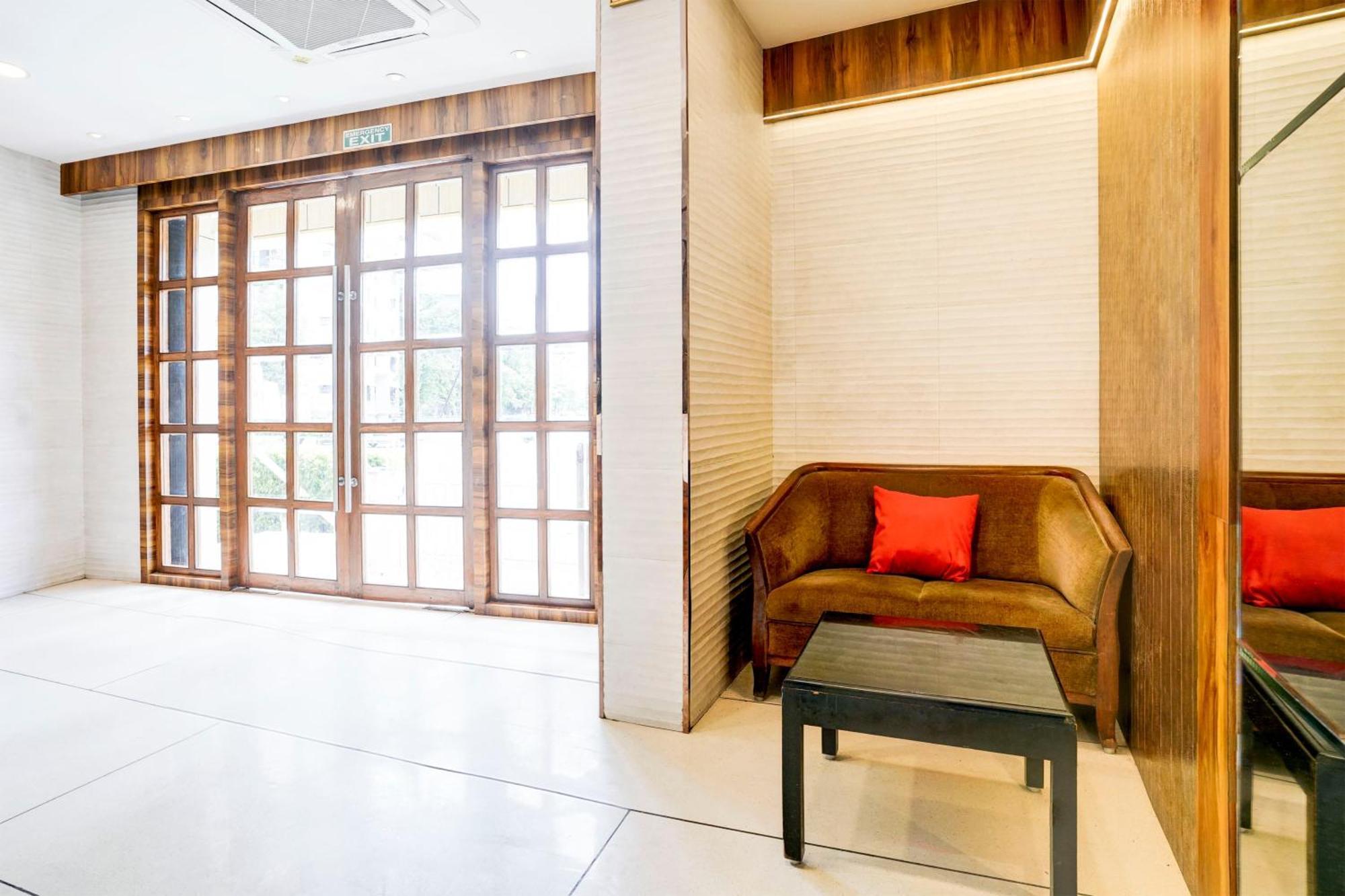 Super Townhouse Oak Vashi Hotel Turambhe Exterior photo